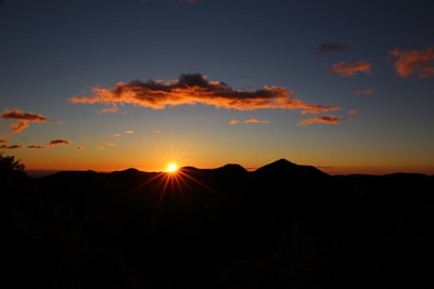 夕阳下的山
